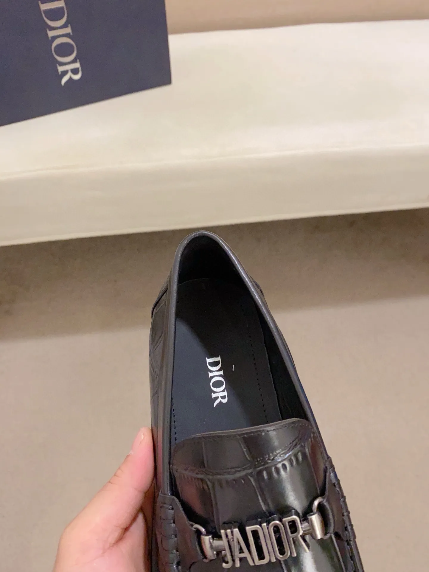 Men's shoes 💰: 560💰 High-end version of Dior Dior's new series. Famous actors and internet celebrities wear super popular designs. The sculptures of French artist Niki de Saint Phalle are designed as rings. Material: Imported original material ➕Painted cowhide Foot pads: cowhide Outsole: Rubber outsole Men's shoe size: 38~44 Can be customized to size 45